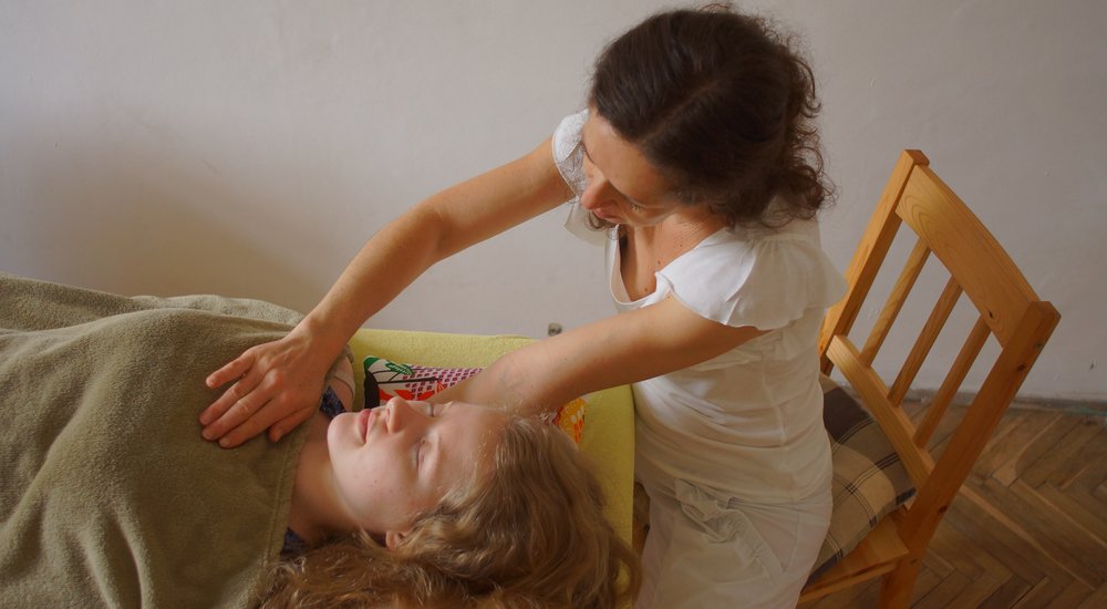 Jemná doteková metoda, která uvolňuje z těla napětí a stres, harmonizuje hormonální a nervový systém.