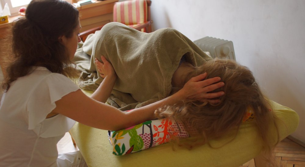 Jemná doteková metoda, která uvolňuje z těla napětí a stres, harmonizuje hormonální a nervový systém.